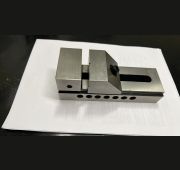 Тиски прецизионные QGG63 с параллельностью 0,005 мм ш.г. 63 мм, ход винта 85 мм